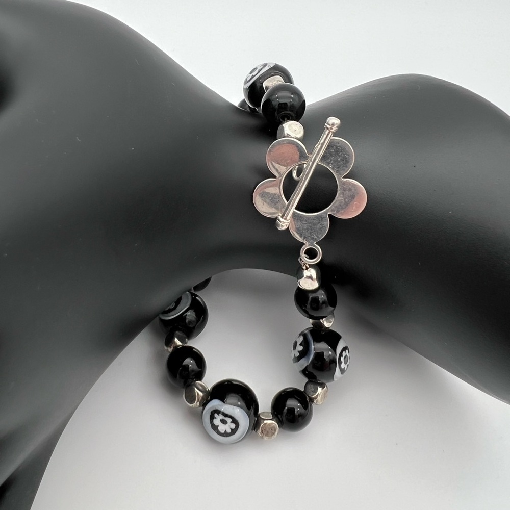 Handmade Flower Power Black & White Glass Bead Silver Tone Bracelet